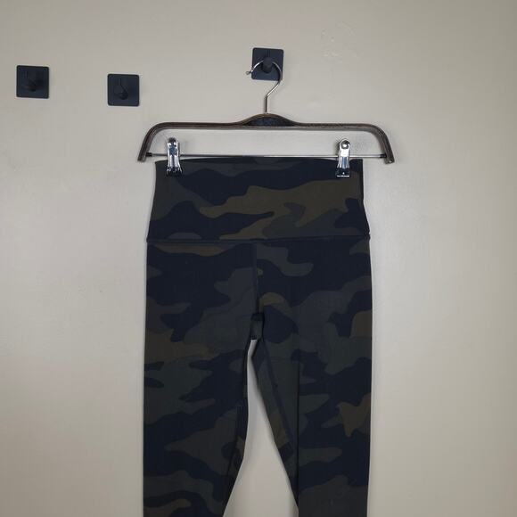 PINK Victoria's Secret Ultimate Legging in Green Camo Size XS - Picture 3 of 7